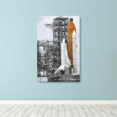 Space Shuttle Endeavor op het lanceerpad 2 Canvas Afdruk (Insitu (Houten vloer))