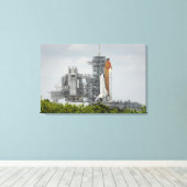 Space Shuttle Endeavor op het lanceerpad 3 Canvas Afdruk (Insitu (Houten vloer))