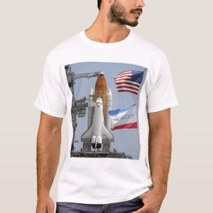 Space Shuttle Endeavor op het lanceerpad 3 T-shirt