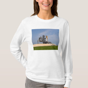 Space Shuttle Endeavor op het lanceerpad 4 T-shirt