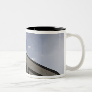 Space Shuttle Endeavor op het lanceerpad 6 Tweekleurige Koffiemok