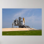 Space Shuttle Endeavor op het lanceerpad Poster (Voorkant)