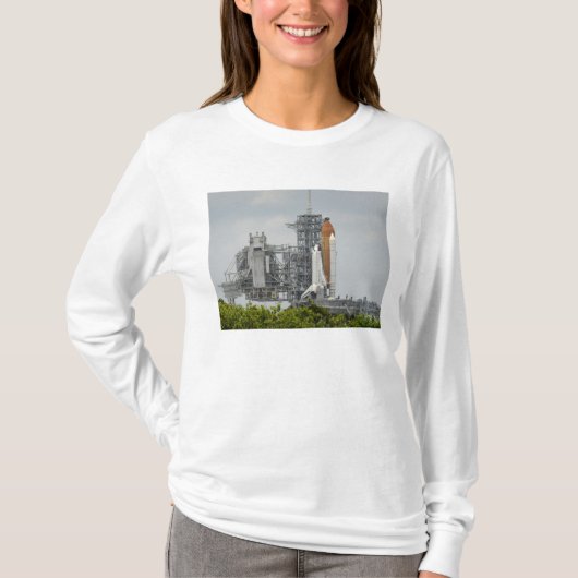 Space Shuttle Endeavour op het lanceerplatform 5 T-shirt (Voorkant)