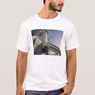 Space Shuttle Endeavour op het lanceerplatform 6 T-shirt