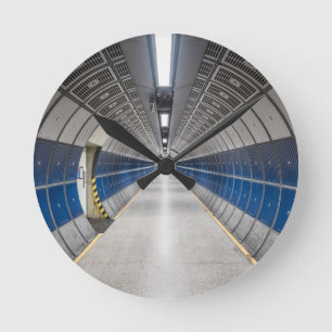 Spaceschip met artistiek perspectief zoals een klo ronde klok