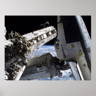 Spaceshuttle Discovery gekoppeld aan ISS (STS-114) Poster