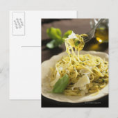 Spaghetti met basilicum en parmesan op bord, briefkaart (Voorkant / Achterkant)