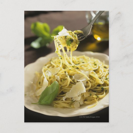 Spaghetti met basilicum en parmesan op bord, briefkaart (Voorkant)