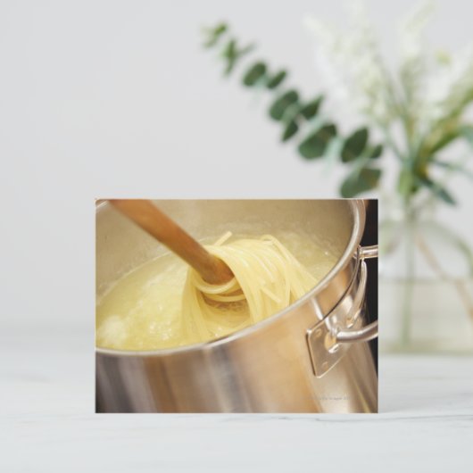 Spaghetti wordt in Pot gesticht Briefkaart (Staand voorkant)