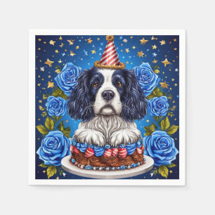 Spaniel hond viert verjaardag met feestelijke hoed servet