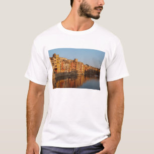 Spanje. Catalonië. Girona. Huisvesting op de Onya T-shirt