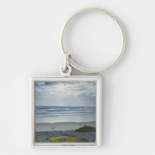 Spanje kust met Gele Bloemen en Sun Beams Sleutelhanger
