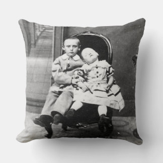 Spannende vintage-portret van broers en zusters  kussen