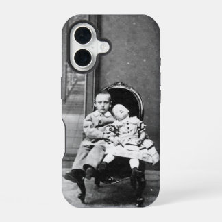 Spannende vintage portretfoto van broer of zus iPhone 16 hoesje
