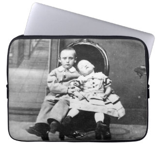 Spannende vintage portretfoto van broers en zuster laptop sleeve