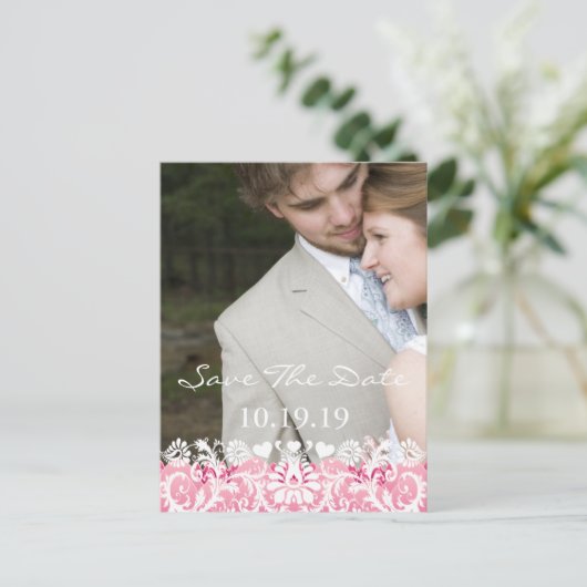 Sparen de Datum Uw Foto Roze en Witte Damask Aankondigingskaart (Staand voorkant)
