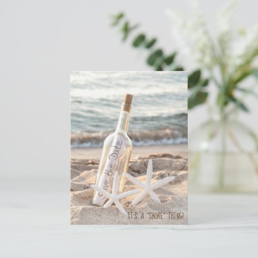 Sparen de Datum zeester en bericht in een fles Aankondigingskaart (Staand voorkant)