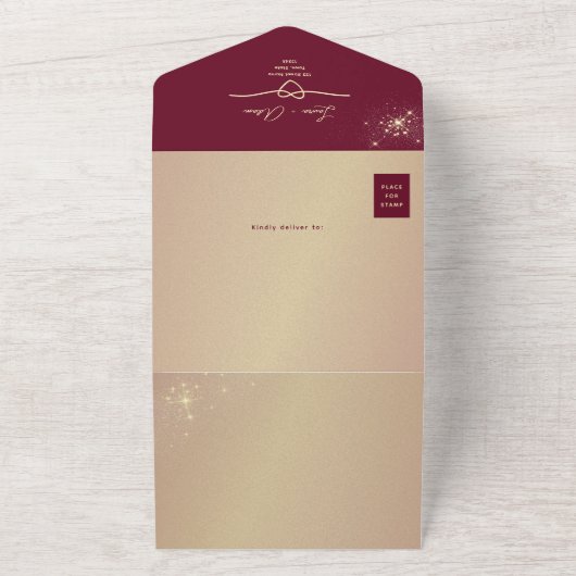 Sparkle Elegant Bourgondië en gouden bruiloft All In One Uitnodiging (Buitenkant)