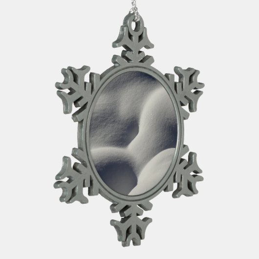 Sparkly Snow Mounds Abstracte Natuur Tin Sneeuwvlok Ornament (Links)