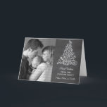 Sparktree Chalkboard Carte de vacances, Gris<br><div class="desc">Carte de voeux photo Sparkle Tree design et tendance en gris avec un look arrière - plan de tableau noir et un élégant sapin de Noël. Cette carte chic est parfaite pour envoyer des voeux de vacances à des amis et à la famille. Customisez avec votre propre photo de famille...</div>