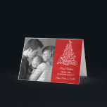 Sparktree Chalkboard Carte de vacances, Rouge<br><div class="desc">Carte de voeux photo Sparkle Tree design et tendance en rouge avec un arrière - plan de tableau noir et un élégant sapin de Noël. Cette carte chic est parfaite pour envoyer des voeux de vacances à des amis et à la famille. Customisez avec votre propre photo de famille et...</div>