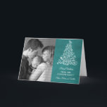 Sparktree Chalkboard Carte de vacances, Turquoise<br><div class="desc">Carte de voeux photo Sparkle Tree design et tendance en bleu turquoise avec un look arrière - plan et un élégant sapin de Noël. Cette carte chic est parfaite pour envoyer des voeux de vacances à des amis et à la famille. Customisez avec votre propre photo de famille et l'accueil...</div>