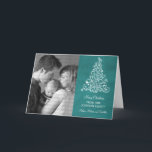Sparktree Chalkboard Carte de vacances, Turquoise<br><div class="desc">Carte de voeux photo Sparkle Tree design et tendance en bleu turquoise avec un look arrière - plan et un élégant sapin de Noël. Cette carte chic est parfaite pour envoyer des voeux de vacances à des amis et à la famille. Customisez avec votre propre photo de famille et l'accueil...</div>