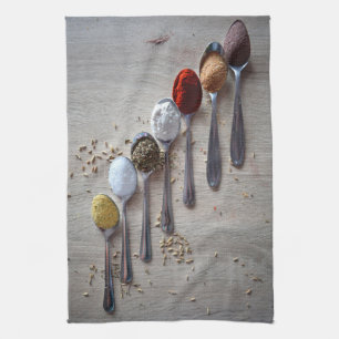 Specerijen op spenen, theelepels, keukengerei theedoek