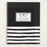 Spectacles Graves | Plans et trucs hebdomadaires<br><div class="desc">Gardez votre esprit organisé avec ce planificateur rayé drôle et léger. Il comprend une paire de lunettes rétros suivies de votre nom dans une police classique sous la forme d'une paire de lunettes rétros. Autour,  des rayures blanches et noires stylisées viennent contrebalancer l'aspect rétro.</div>