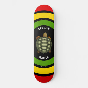 Speedachtige schildpad in zwart, groen, rood en ge skateboard