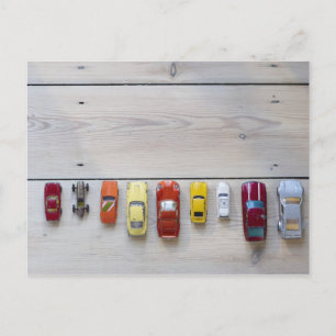 Speelgoed auto's in een rij op de vloer briefkaart