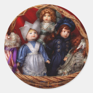 Speelgoed - Dolls - Een mand van Victoriaans poppe Ronde Sticker