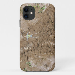 Speelgoed man in modder geduwd. iPhone 11 hoesje