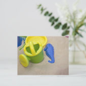 Speelgoed op het strand briefkaart (Staand voorkant)