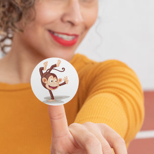 Speelse aap doet een handstand Cute dier Ronde Sticker