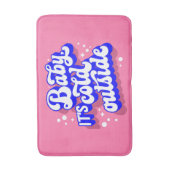 Speelse Baby, het is koud buiten het winterontwerp Badmat (Voorkant Verticaal)