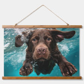 Speelse chocolade labrador zwemmen onder water hangend wandkleed (Voorkant)