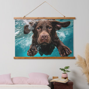 Speelse chocolade labrador zwemmen onder water hangend wandkleed