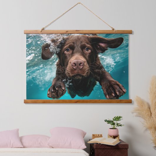 Speelse chocolade labrador zwemmen onder water hangend wandkleed (Slaapkamer)