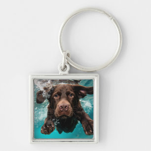 Speelse chocolade labrador zwemmen onder water sleutelhanger