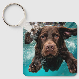 Speelse chocolade labrador zwemmen onder water sleutelhanger