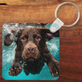 Speelse chocolade labrador zwemmen onder water sleutelhanger (Achterkant)