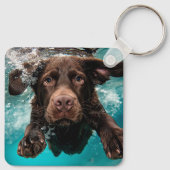 Speelse chocolade labrador zwemmen onder water sleutelhanger (Achterkant)