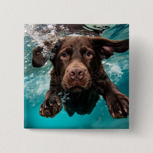 Speelse chocolade labrador zwemmen onder water vierkante button 5,1 cm (Voorkant)