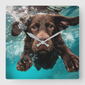 Speelse chocolade labrador zwemmen onder water vierkante klok (Voorkant)