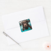 Speelse chocolade labrador zwemmen onder water vierkante sticker (Envelop)