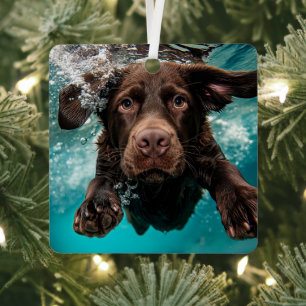Speelse chocolade labrador zwemt onder water metalen ornament