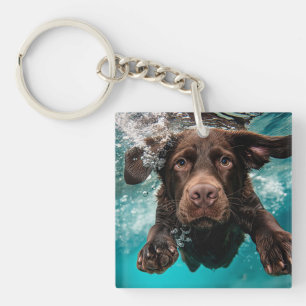 Speelse chocolade labrador zwemt onder water sleutelhanger