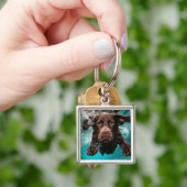Speelse chocolade labrador zwemt onder water sleutelhanger (Hand)