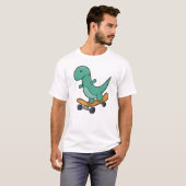 Speelse dinosaurus op skateboard t-shirt (Voorkant volledig)